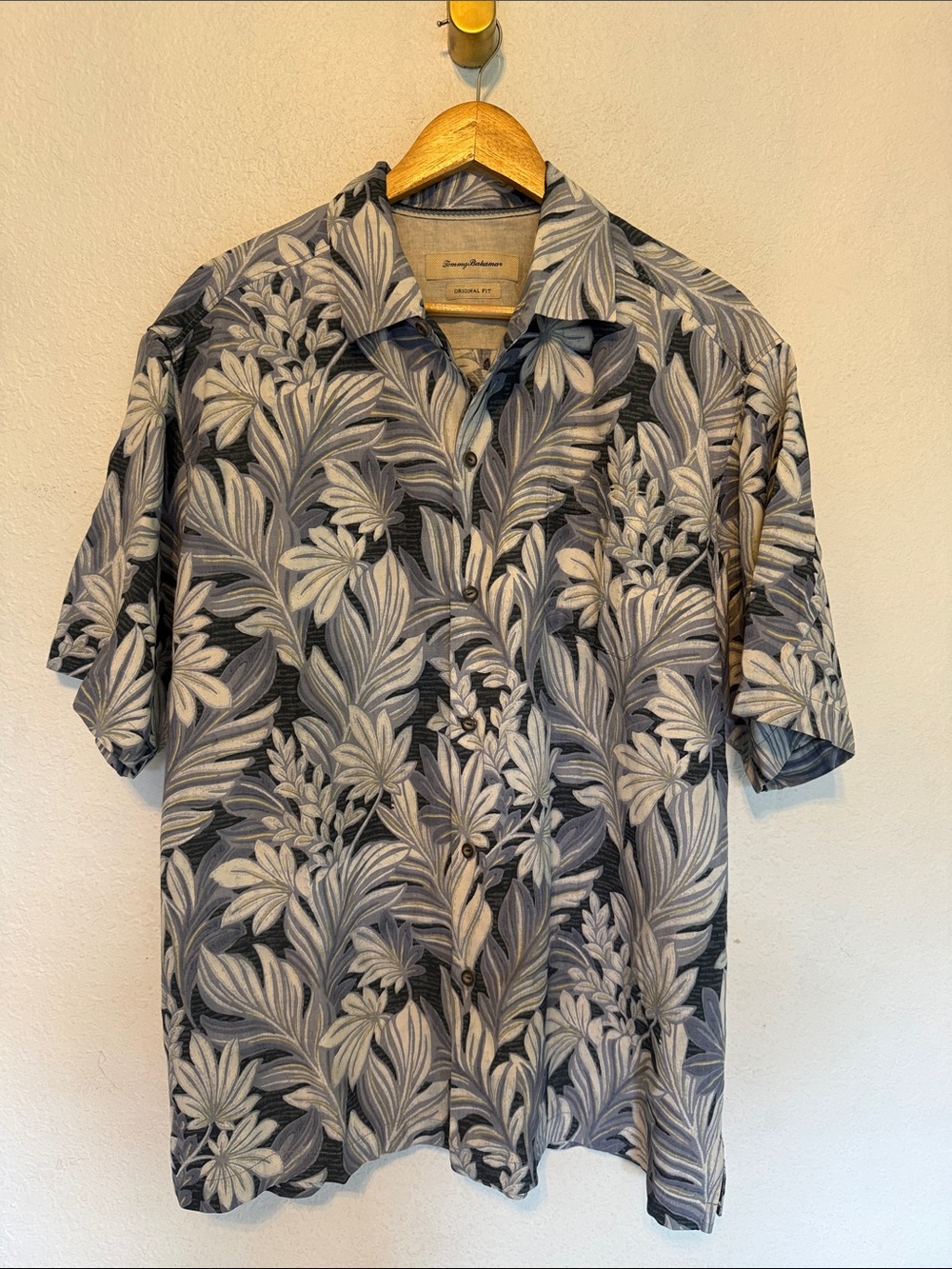 Perfect Tommy Bahama silk tropical button shirt L